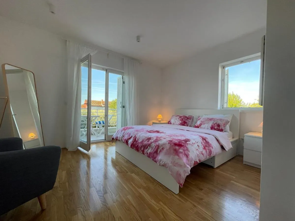 Apartments Mali Ivo Nin