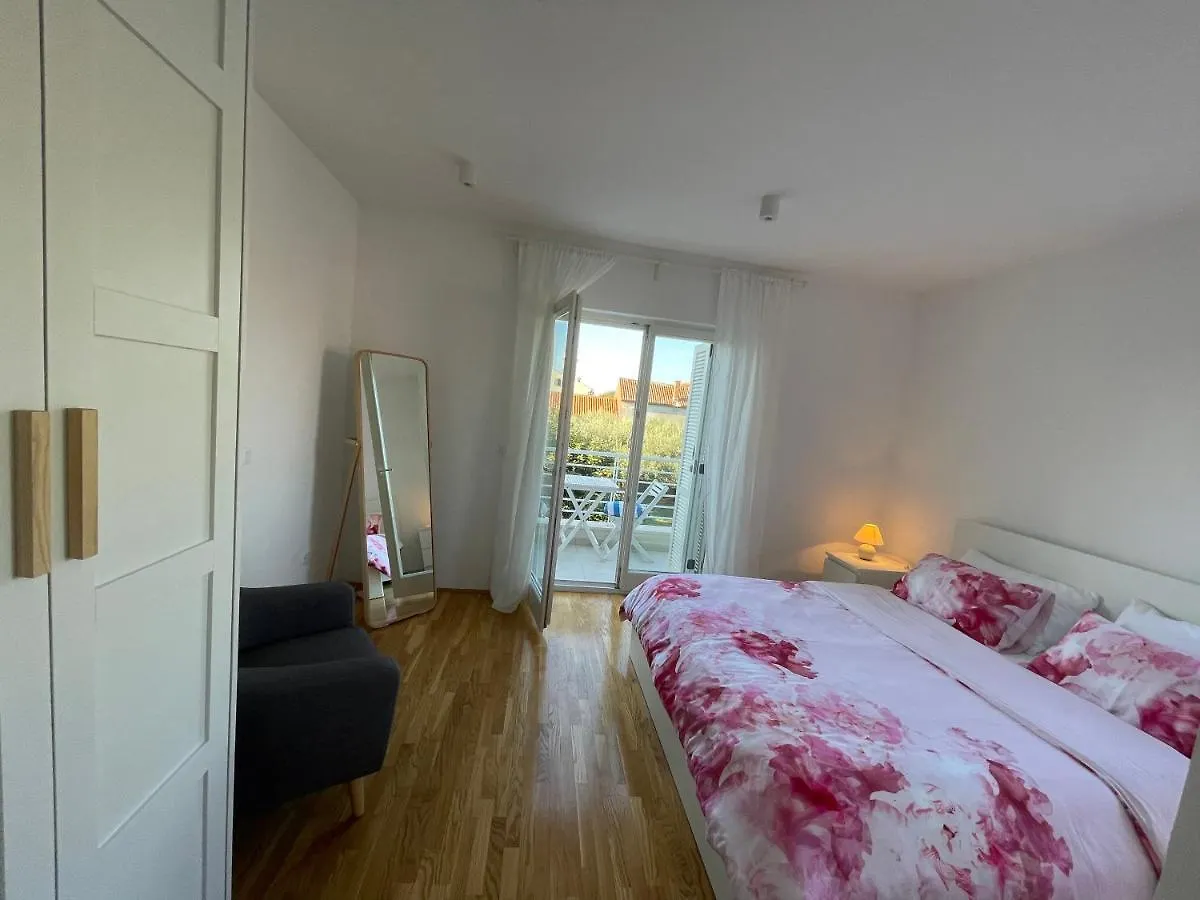 Apartments Mali Ivo Nin