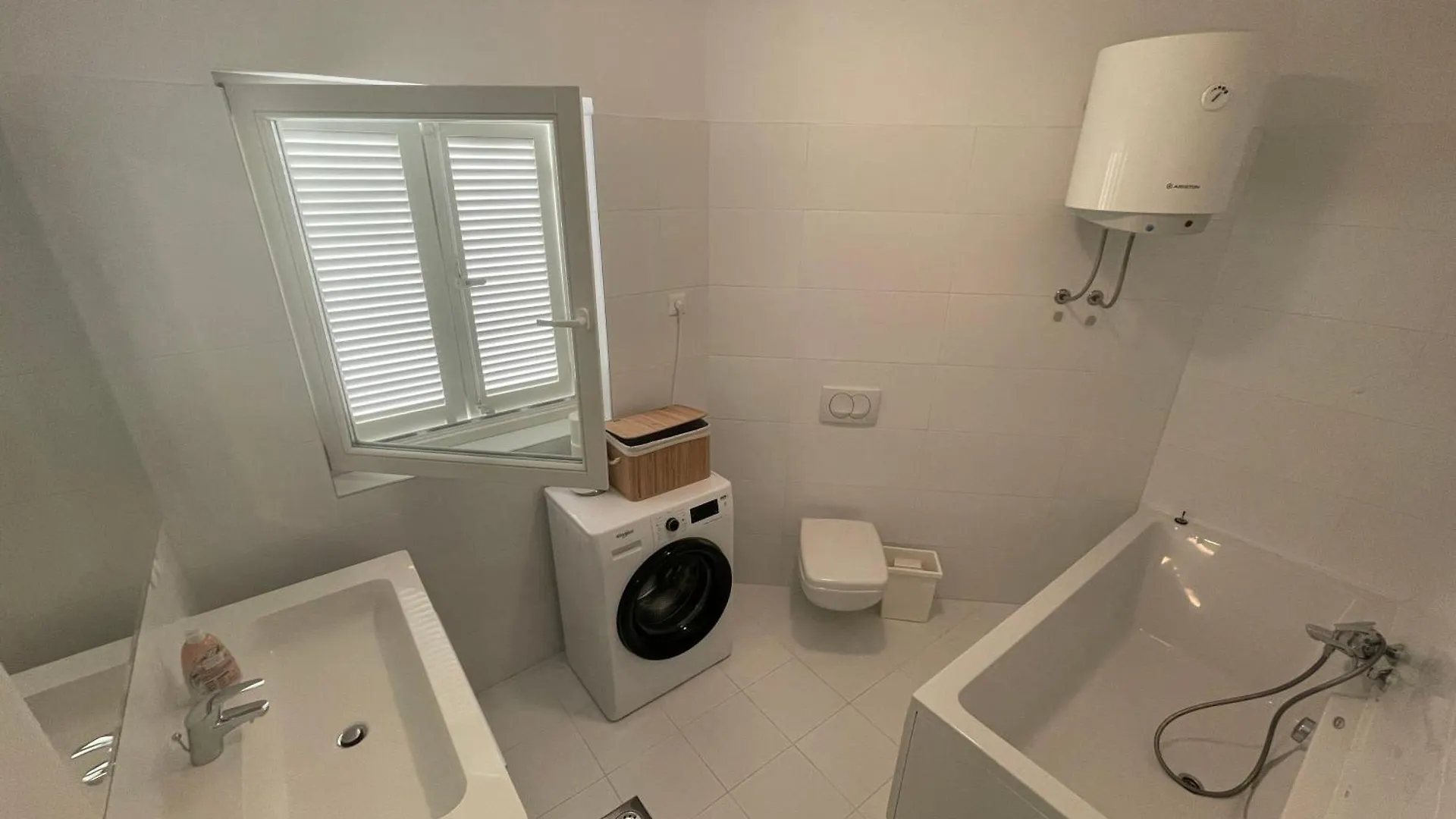 Apartments Mali Ivo Nin